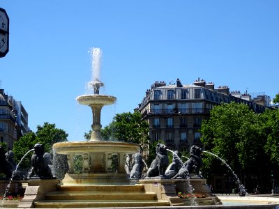 Place Félix-Eboué, ornée par la fontaine du Château d'eau … 