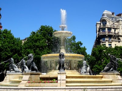 Place Félix-Eboué, ornée par la fontaine du Château d'eau … 
