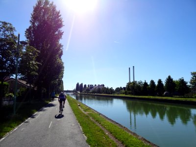 Sur la piste cyclable, le long du canal de l'Ourcq, Seine-… 