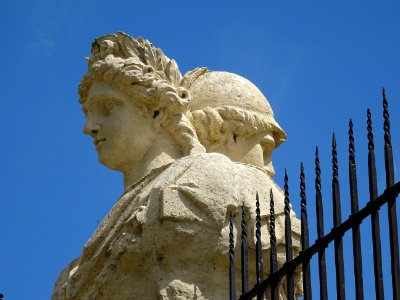 Détail du sommet d'une colonne, grille du château de Vaux-… 