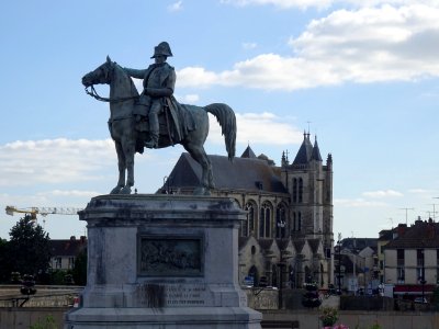 Statue équestre de Napoléon, au dessus de l'endroit où la … 