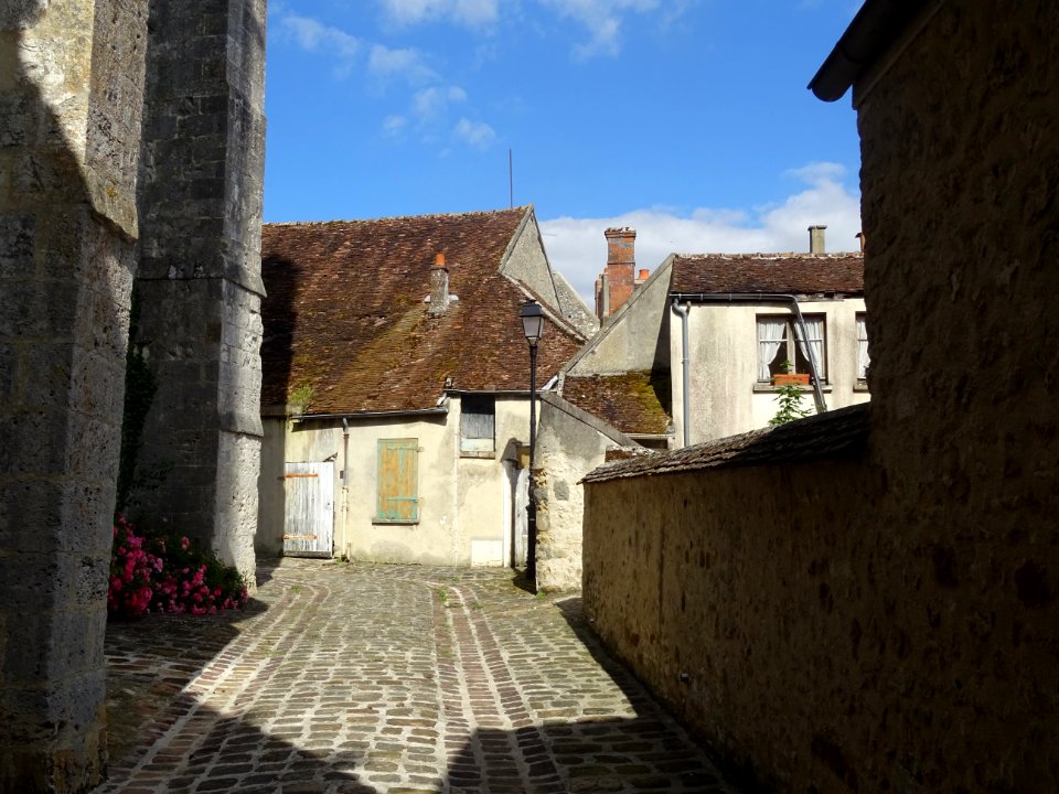 Ruelle et maisons autour de l'église Notre Dame de Donnema… 