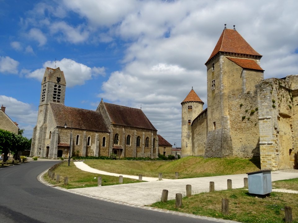Eglise Saint-Maurice et château de Blandy-les-Tours, châte… 