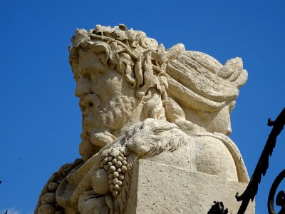 Détail du sommet d'une colonne, grille du château de Vaux-… 