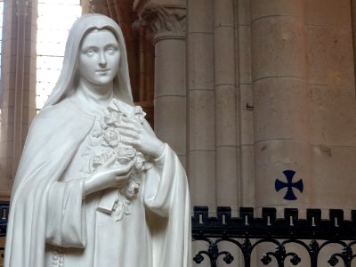 Statue de Sainte Marie, église Saint-Pierre-et-Saint-Paul,… photo