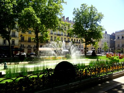 Jardin et jets d'eau, devant l'hôtel de ville, Saint-Etien… 