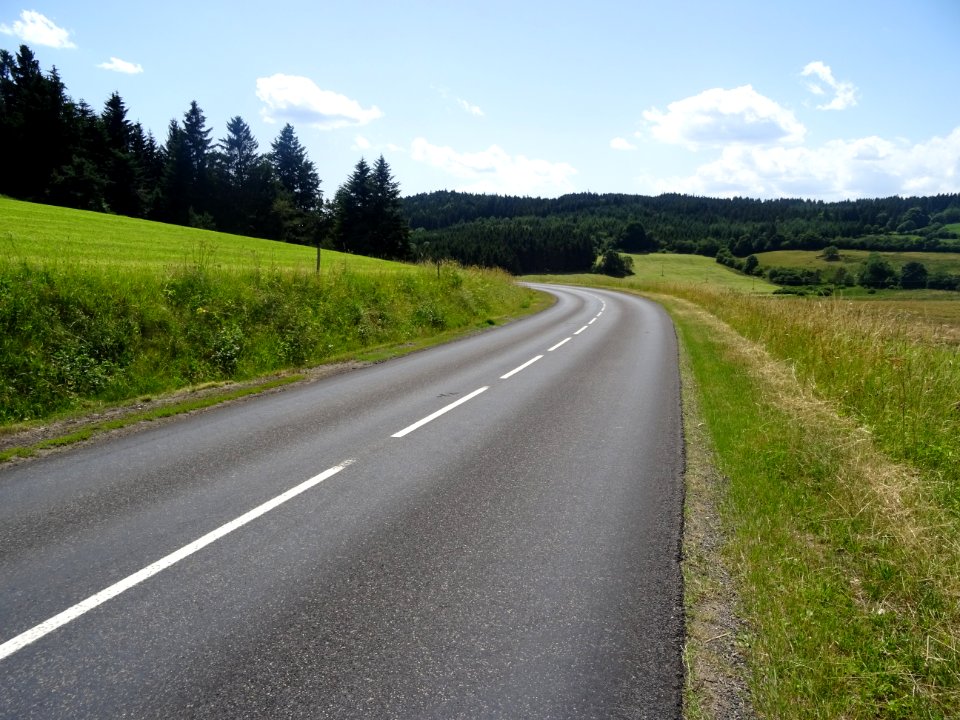 La route fait de grandes courbes, après Prélager, Loire 