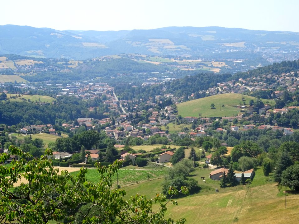 Vue plongeante dans la descente vers St-Etienne, Loire 