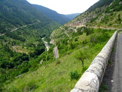 Route sinueuse entre Sauveterre et Ste-Enimie, dans les go… 