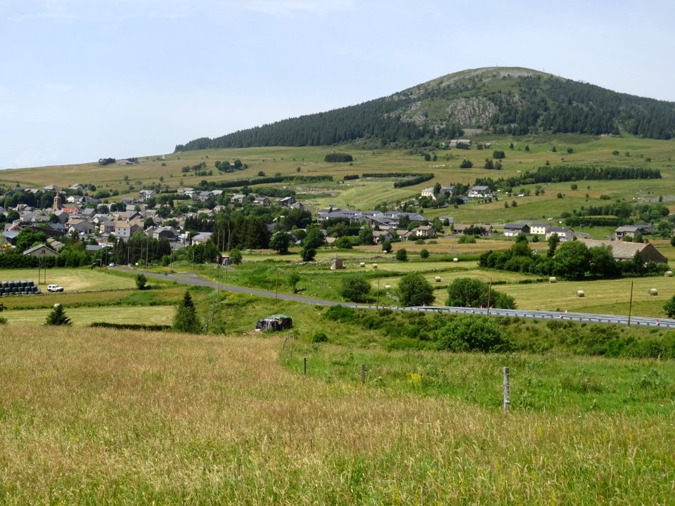 Le Mont d'Alambre surplombe le village des Estables, Haute… 