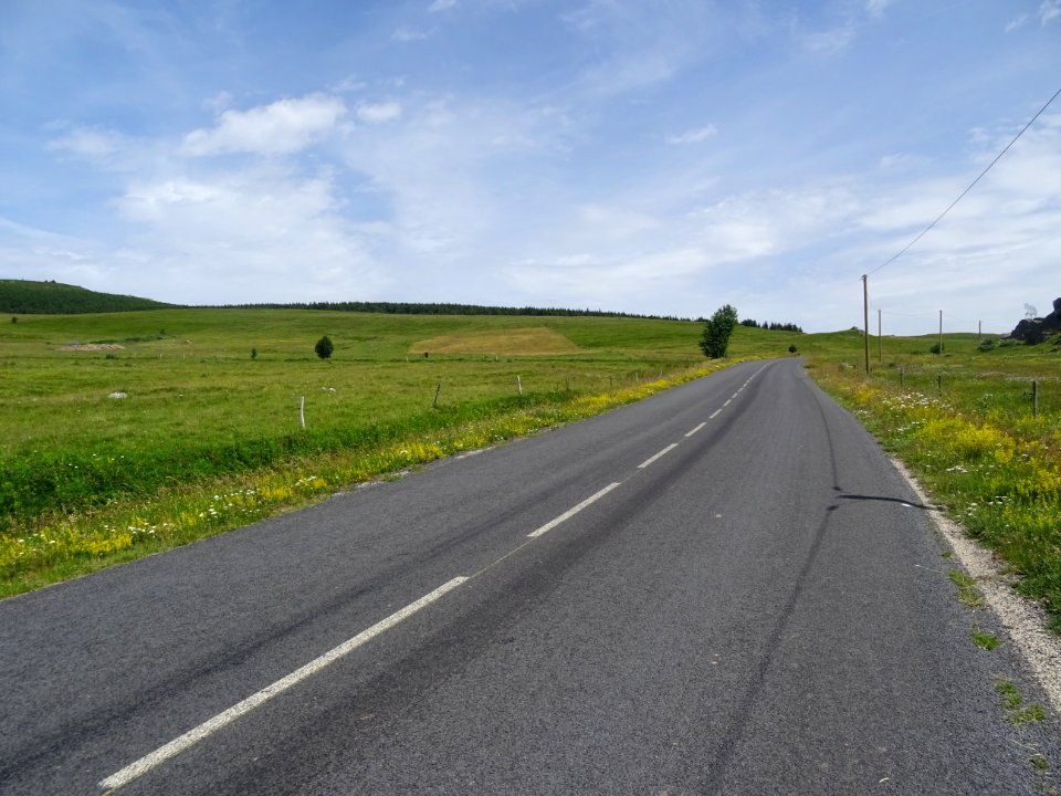 La route entre le Mont Mézenc et le Mont Gerbier de Jonc, … 