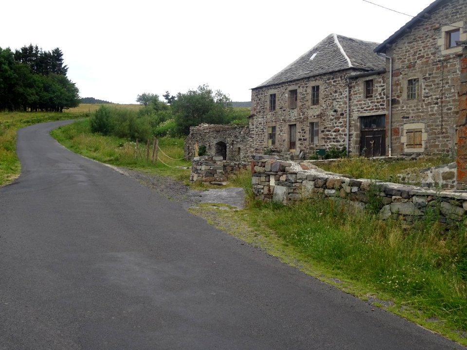 Hameau de Chantemerle, en montant vers le col de la Croix … 