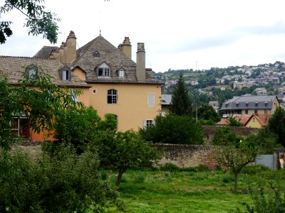Vue sur un verger et des maisons, Mende, Lozère 