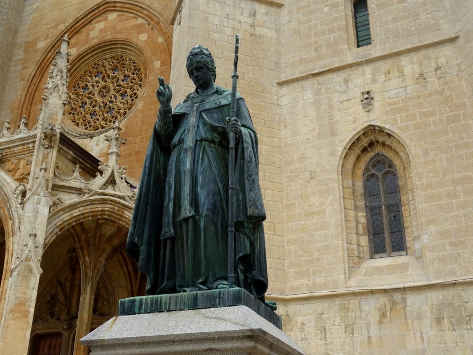 Statue en bronze : Au Bienheureux Urbain V, Pape de 1362 à… 