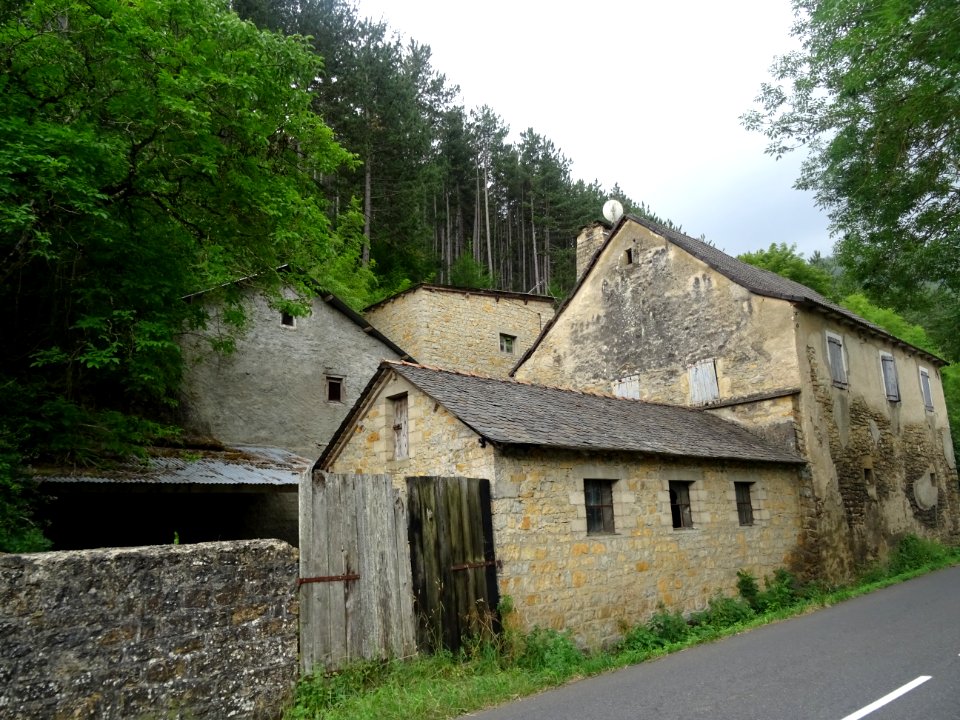 Ferme dans la montée du Causse Sauveterre, Lozère 