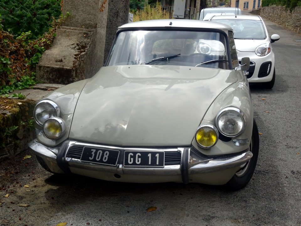 Une DS21 de 1967, de la marque Citroën, à Laviale, Aude 
