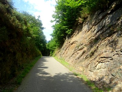 La route est creusée parfois entre la roche 