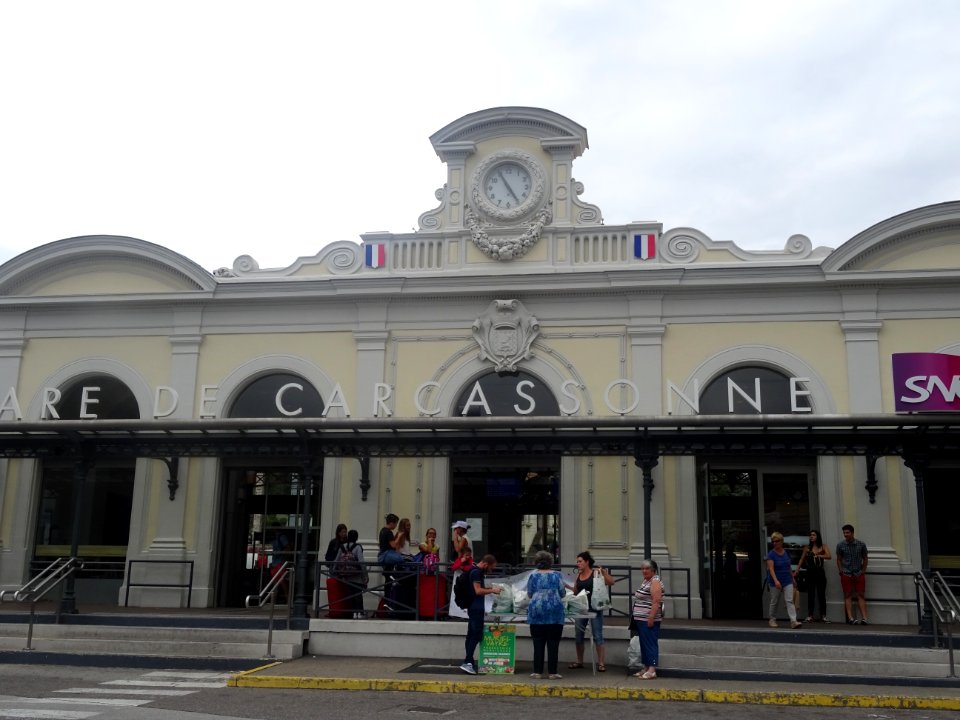 Devant la gare de Carcassonne, Aude 
