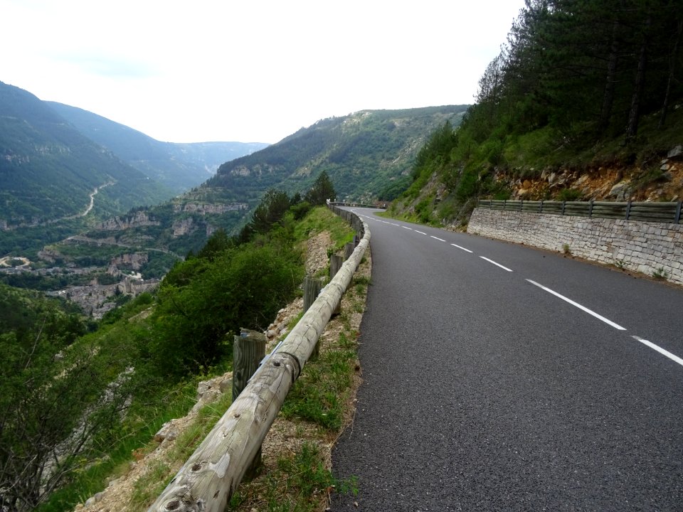 On aperçoit Ste-Enimie, dans les gorges du Tarn, Lozère 