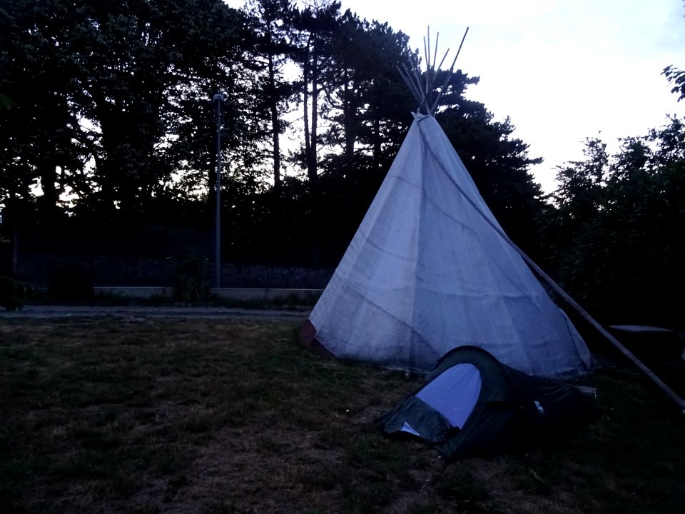 Ma tente abri près d'un tipi, camping l'Hacienda, Yzeron, … 