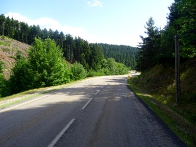 Une colline avec une coupe à blanc, la route qui monte res… photo