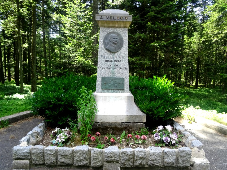 Monument à Paul de Vivie, dit Velocio, est la figure emb… 