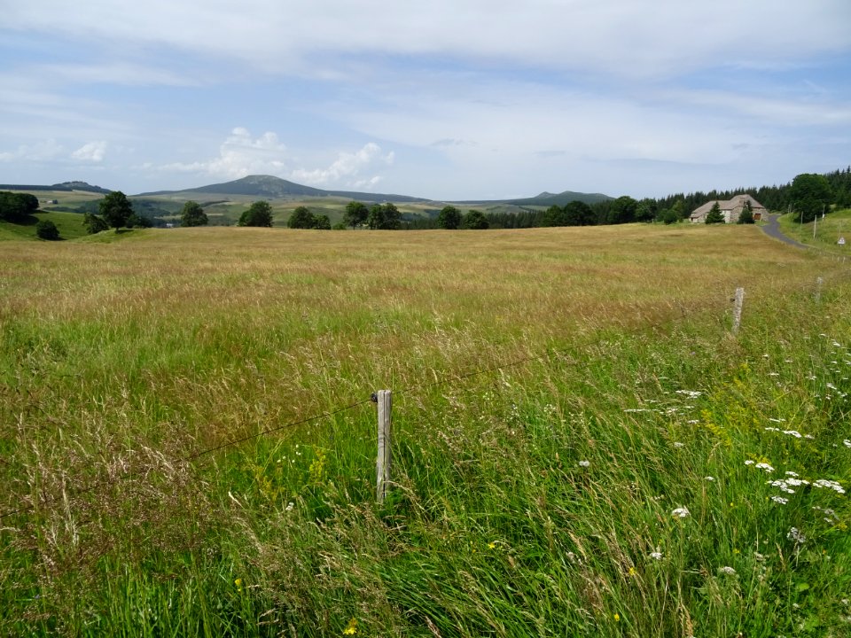 En me retrournant, prairies d'altitude et hameau de Valori… 