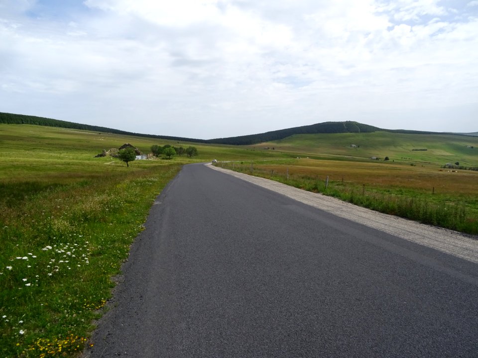 LA D274 dans les immenses prairies sous le Mont Mézenc 