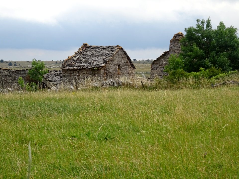 Village de Sauveterre, sur le Causse de Sauveterre, Lozère… 