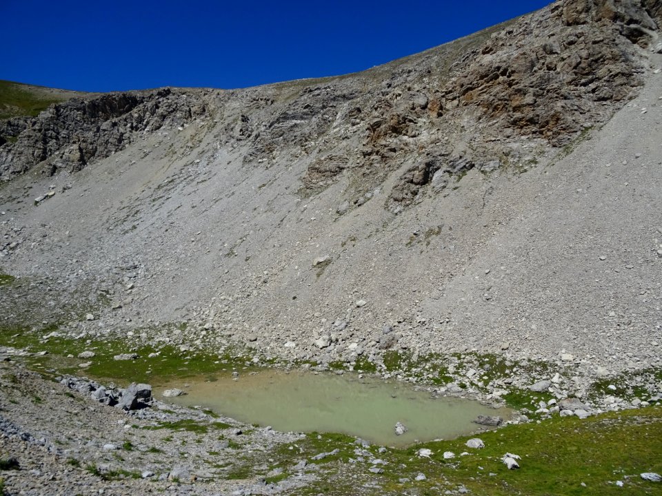 Petit lac glaciaire laiteux, sans nom à la côte 2676 m 