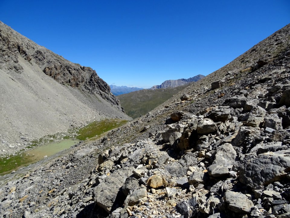 Petit lac glaciaire et laiteux sans nom, en se retournant … 