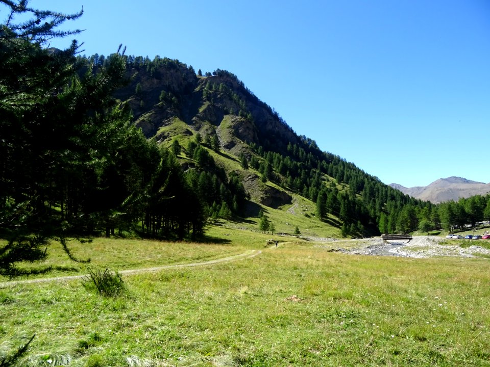 Fin de la randonnée, parking et pont du Bourgea 