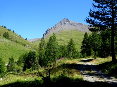 En se retournant, au fond du vallon, le Pic Lombard 