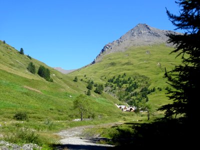 Hameau Les Fonts, dominé par le Pic Lombard 