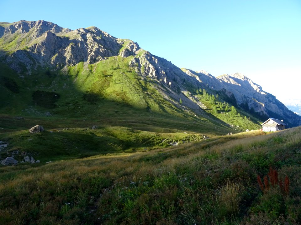 Les premiers rayons de soleil éclairent la cabane de Néal 