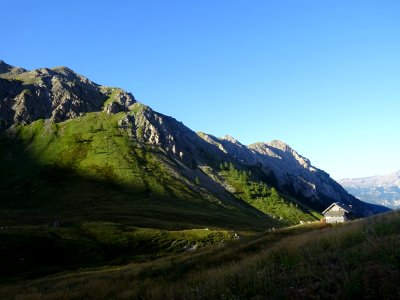 Les premiers rayons de soleil éclairent la cabane de Néal 