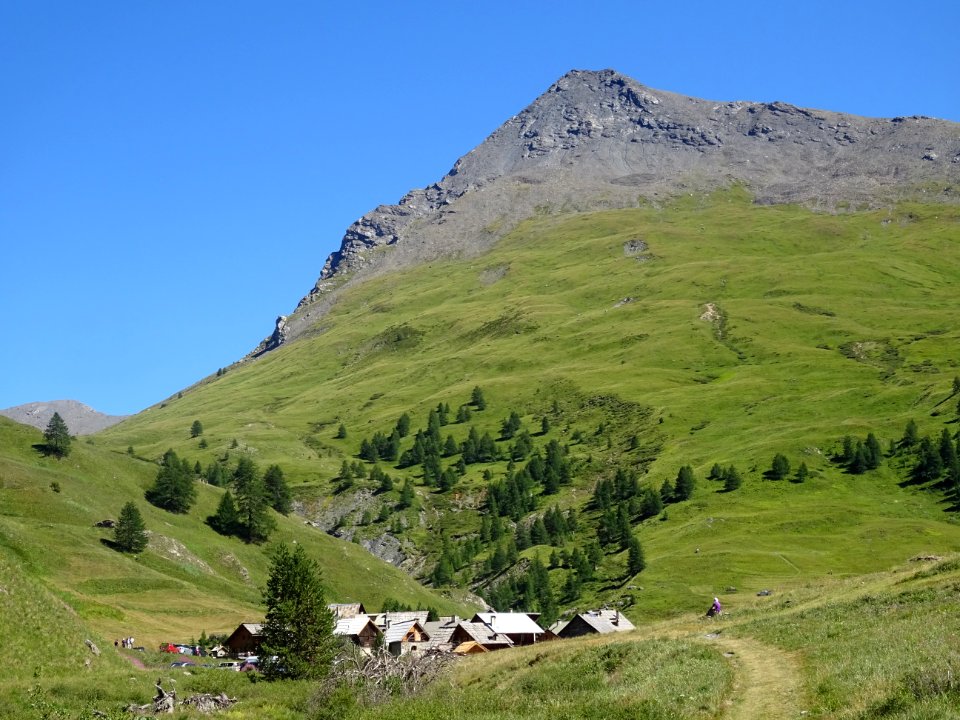 Hameau Les Fonts, dominé par le Pic Lombard 