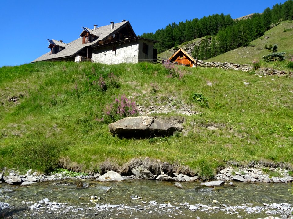Le Serre, vallon du torrent de la Cerveyrette 