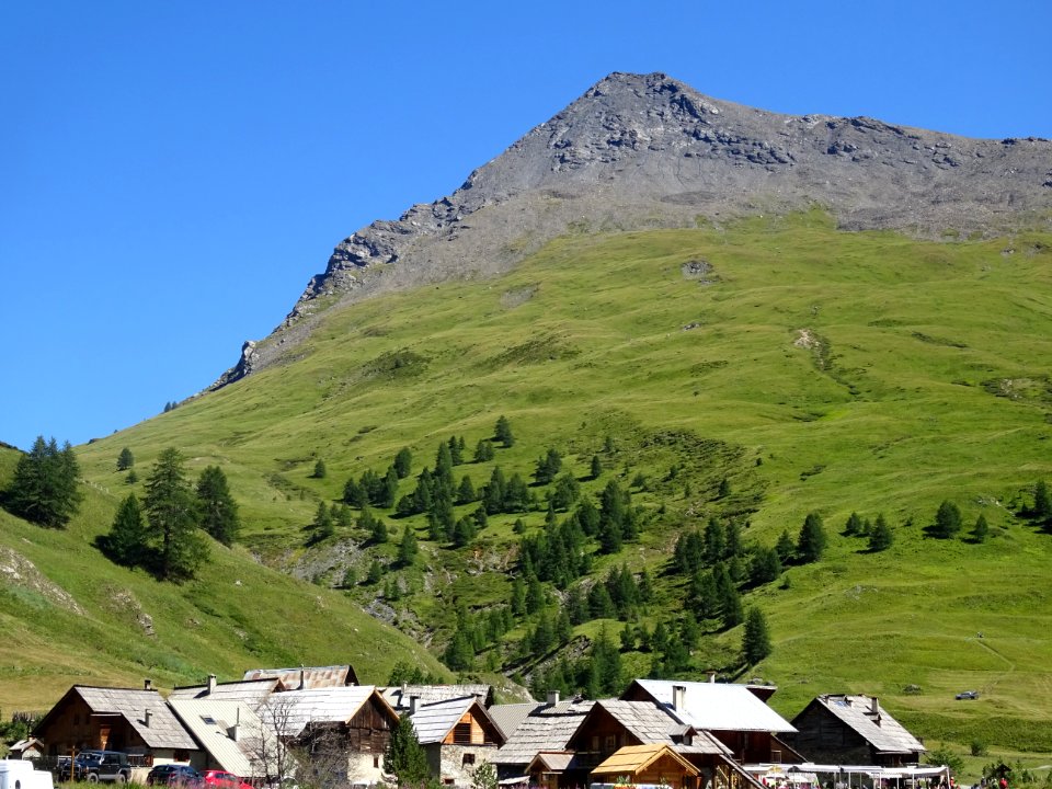 Hameau Les Fonts, dominé par le Pic Lombard 