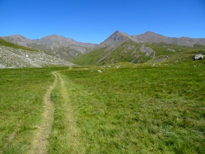 Immense prairie, le Ravin des Coutiers, en face, le Pic du… 
