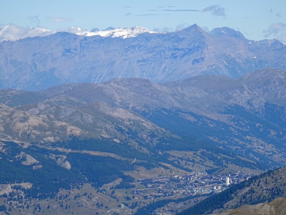 Depuis la Turge de la Suffie, vue sur Sestrière en Italie 