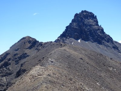 A gauche, dans le prolongement de l'arête : l'Escalinade, … 