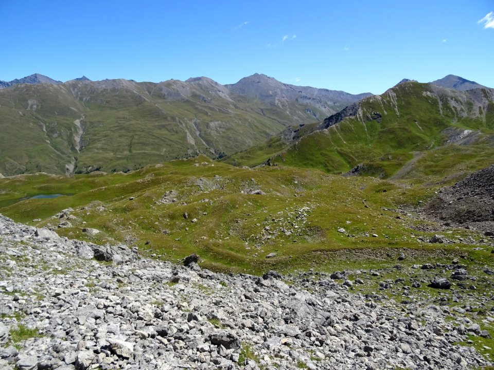 Dans la montée du pierrier, en se retournant vers le lac d… 
