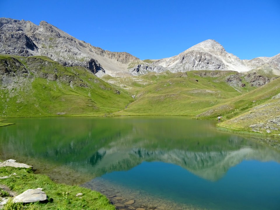 Reflets dans le lac des Cordes, à gauche : la Turge de Suf… 