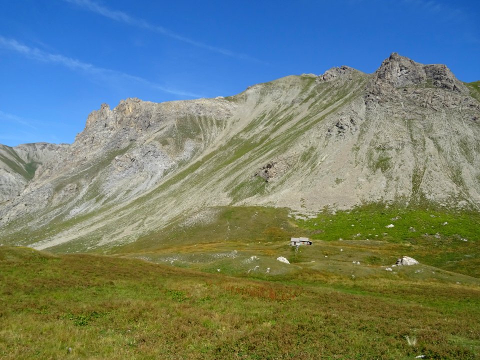 La cabane de Néal blottie sous le Roc de Chabriller 