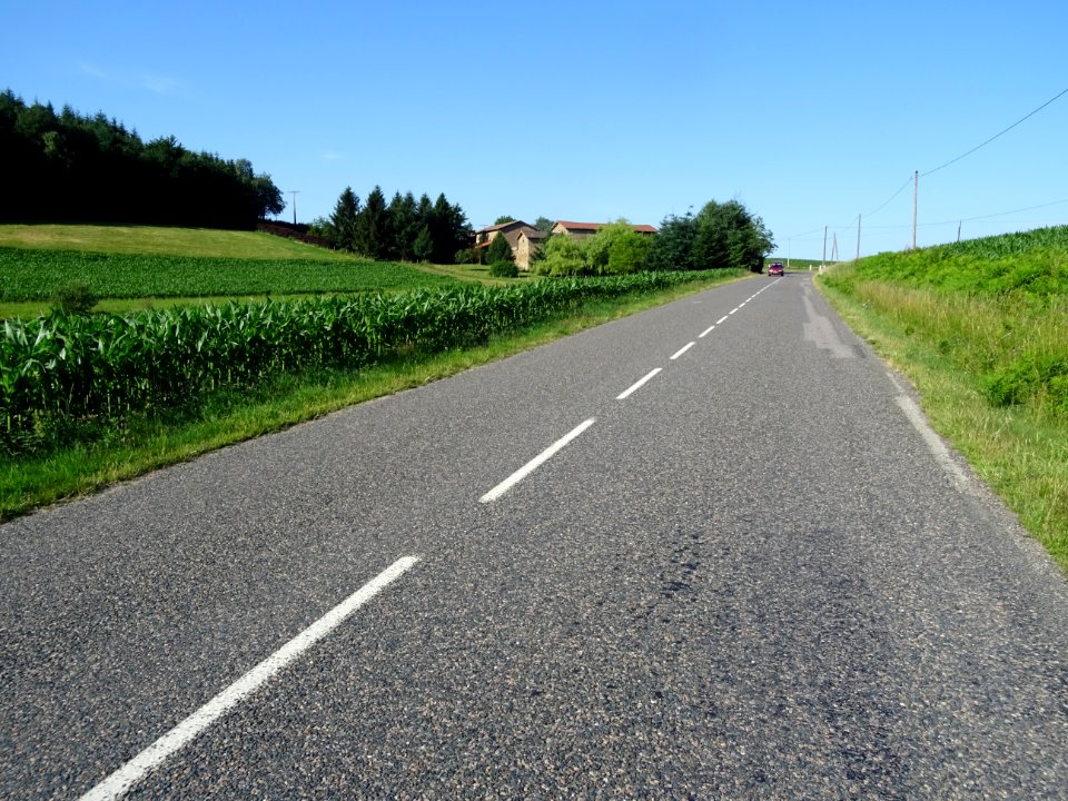 La route entre Yzeron et Duerne, monts du Lyonnais, Rhône 