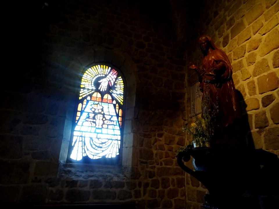 Vitrail et statue, église Saint-Martin, Tence, Haute-Loire… 