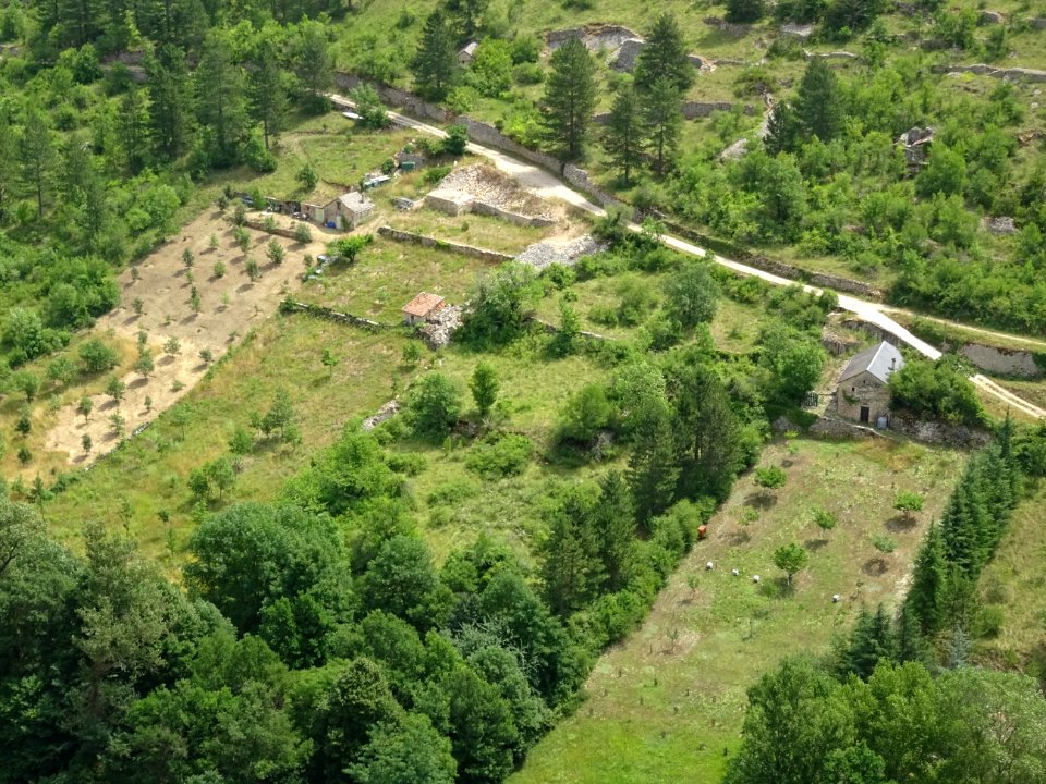 Maisons et jardins, près de Ste-Enimie, dans les gorges du… 