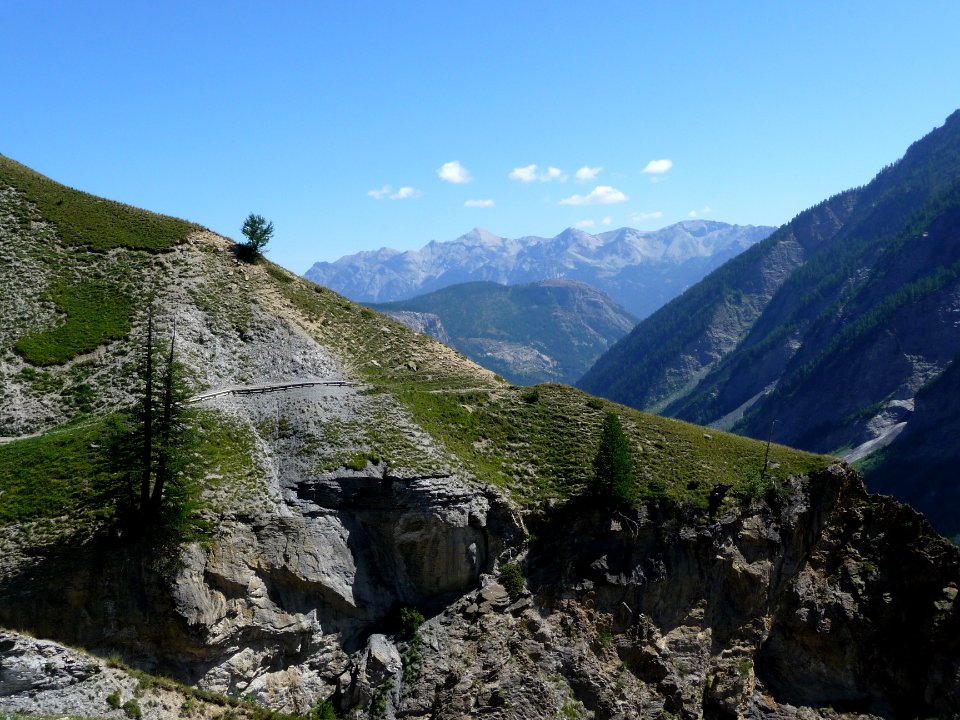 Un lacet du sentier qui contourne un ravin 