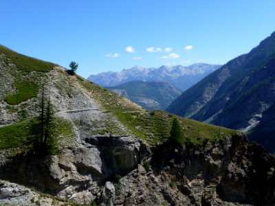 Un lacet du sentier qui contourne un ravin 
